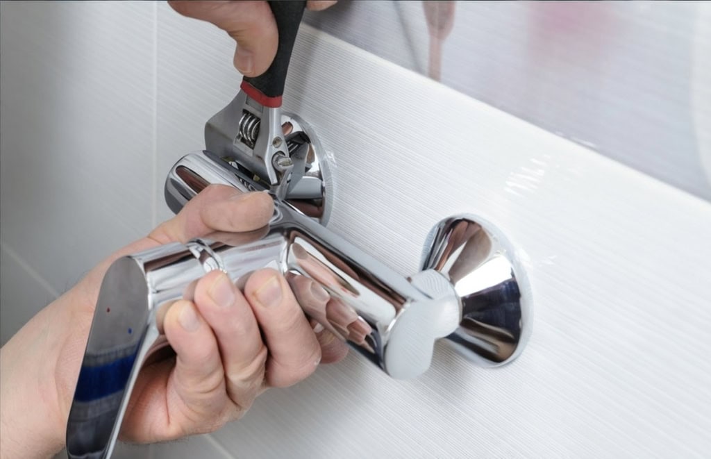 Montage einer Armatur im Badezimmer – typischer Arbeitsschritt bei einer gezielten Badmodernisierung